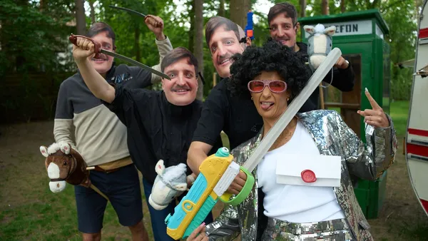 Taczka, kontrolowany chaos i herbata na odległość. „Taskmaster” wchodzi do kina akcji.