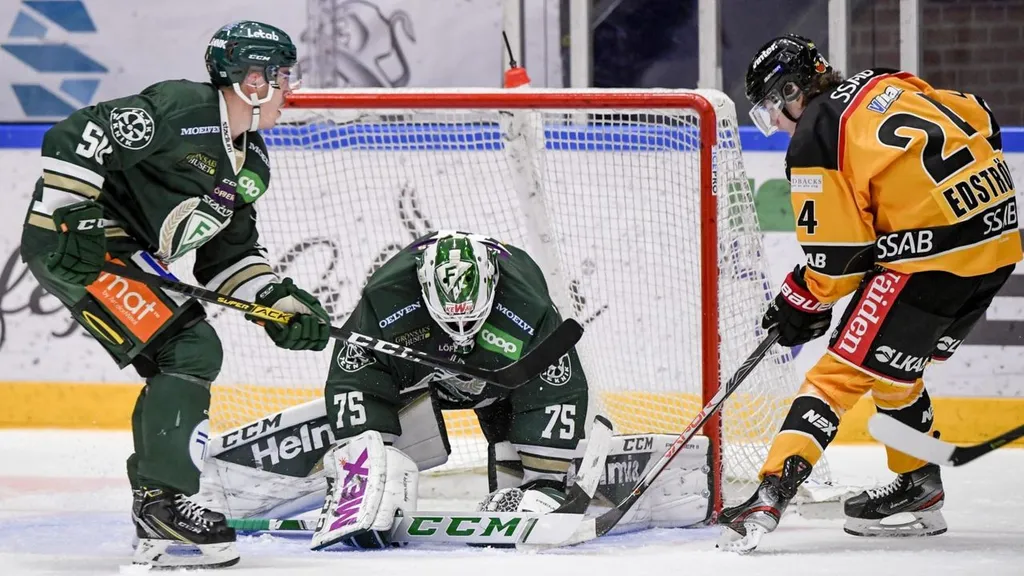 Hockeymålvakt räddar 