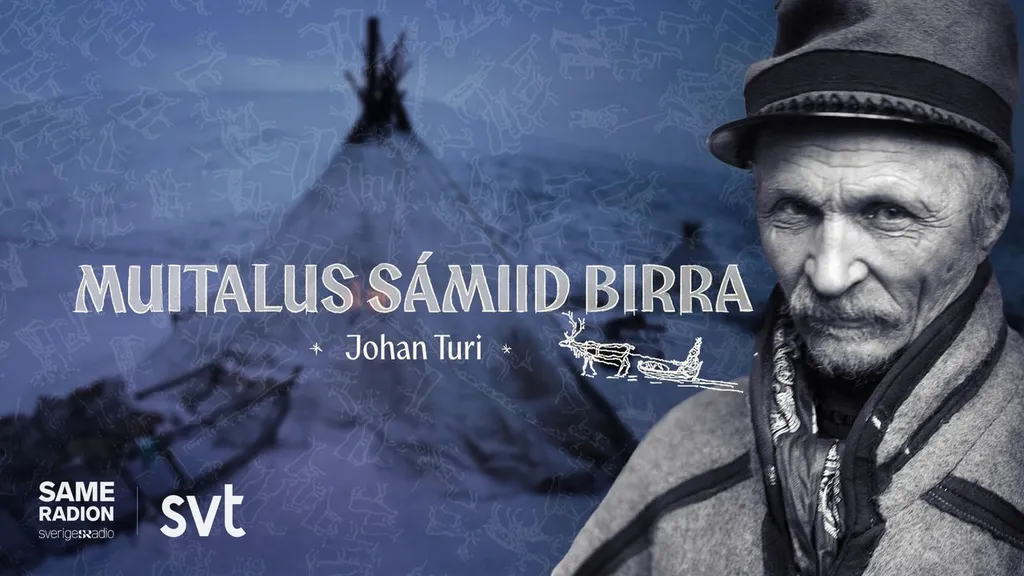 Svartvitt porträtt av Johan Turi med hatt, framför en blåtonad bild av en lapptäckt i snö. Bilden har titeln Muitalus sámiid birra och loggorna för Sameradion och SVT.