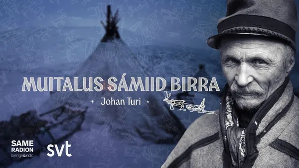 Svartvitt porträtt av Johan Turi med hatt, framför en blåtonad bild av en lapptäckt i snö. Bilden har titeln Muitalus sámiid birra och loggorna för Sameradion och SVT.