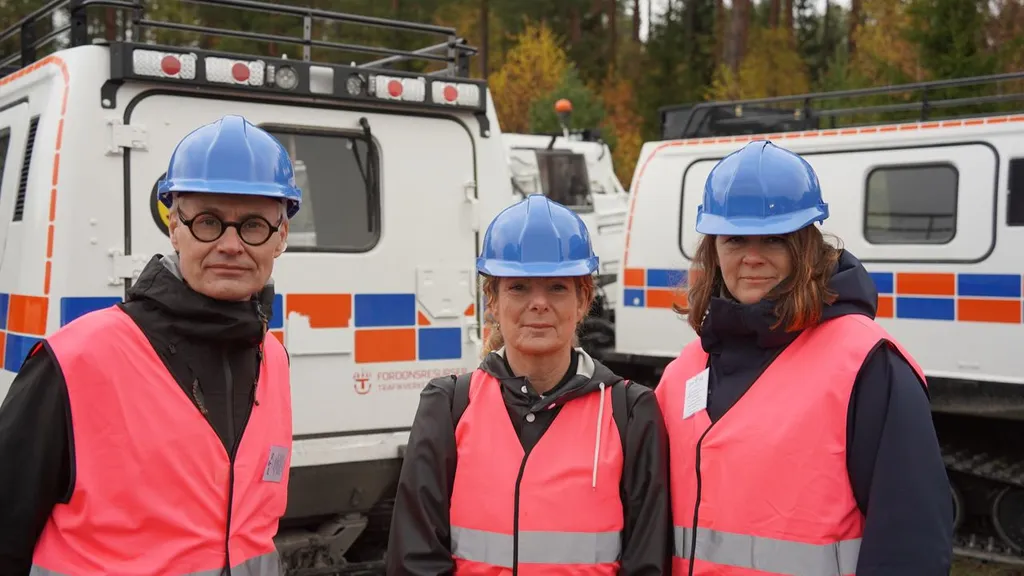 Stabschef Gabriel Byström vid övningen Telö 26 tillsammans med vd Cilla Benkö och programdirektör Sofia Wadensjö Karén