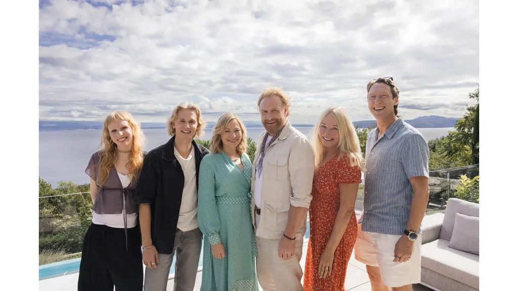Stjärnspäckad ensemble i Martina Haags nästa långfilm -  Hur fan ska jag våga bli kär igen?