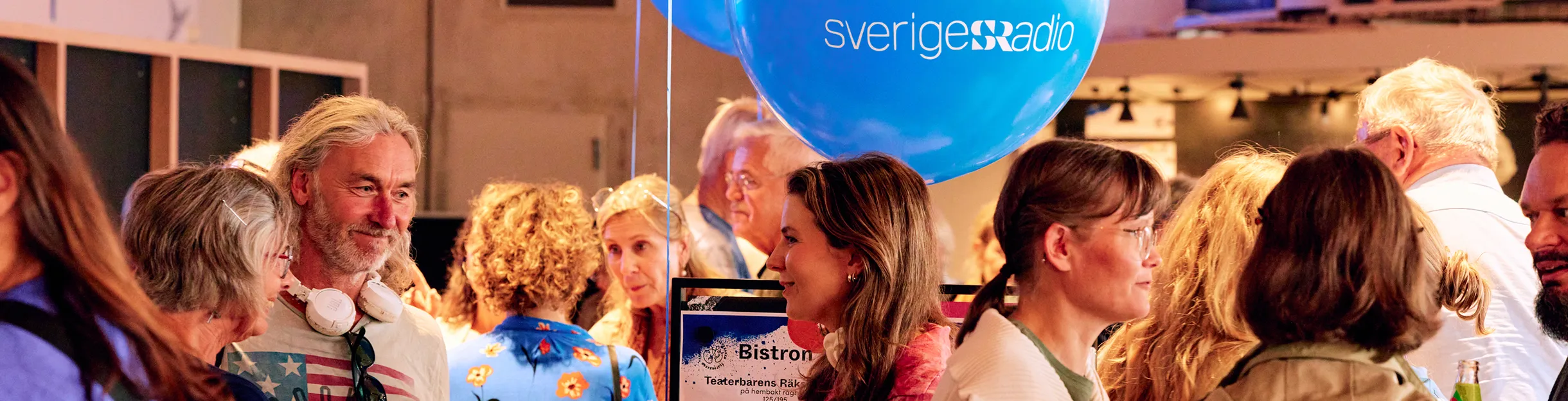 Publik med stor blå Sveriges Radio-ballong. 