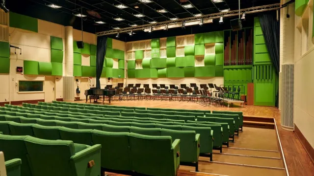 Studio 2 i radiohuset. gröna säten, grön väggdekor längst fram, scen.