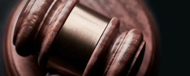 brun klubba i trä som sympobilserar lagen.