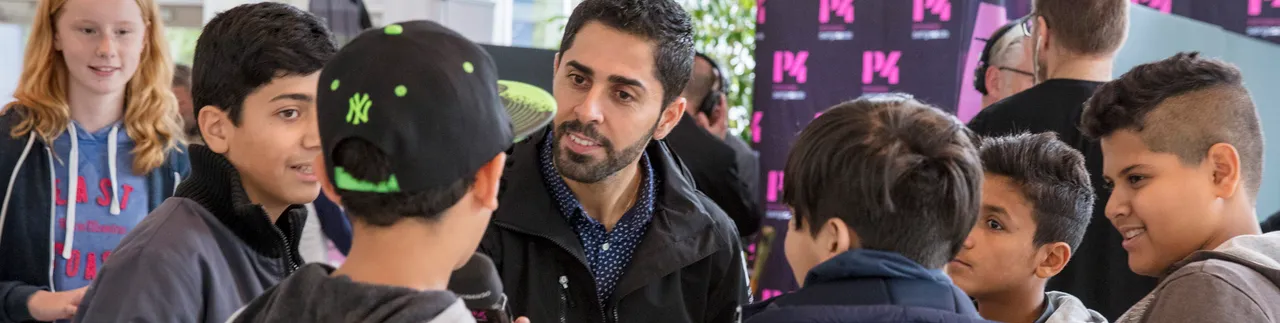 Unga skolelver i grupp pratar med reporter. Flera killar en tjej.