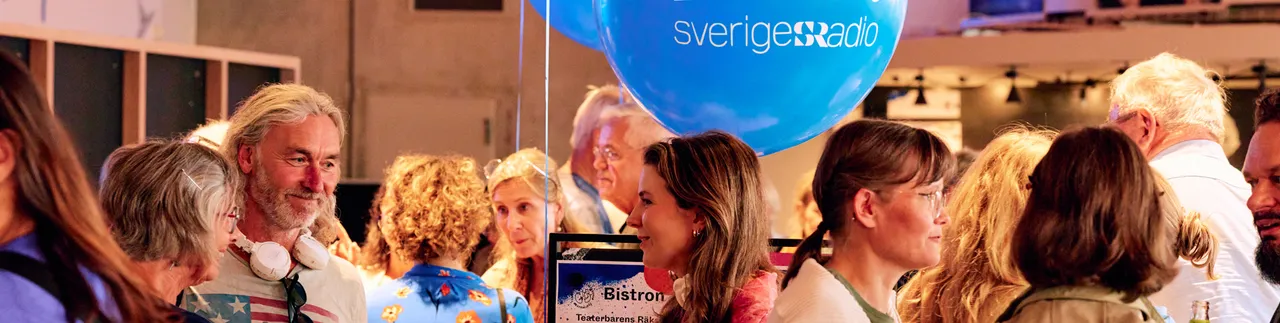 Publik med stor blå Sveriges Radio-ballong. 