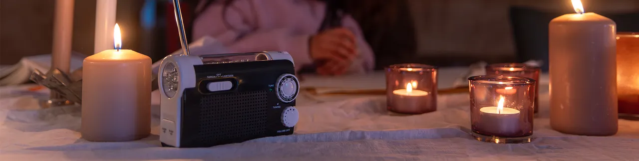 Hemmiljö levande ljus och vevradio på bord.